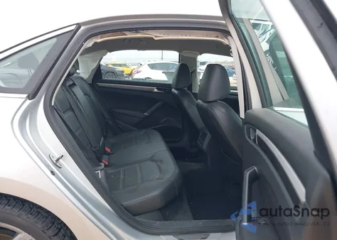 2017 Volkswagen Passat 1.8T R-Line z USA, uszkodzony, nr VIN 1VWDT7A39HC018921